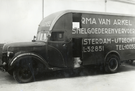811690 Afbeelding van een met een Gohin Poulenc Gasgenerator uitgevoerde bestelwagen met gesloten laadbak van de Firma ...